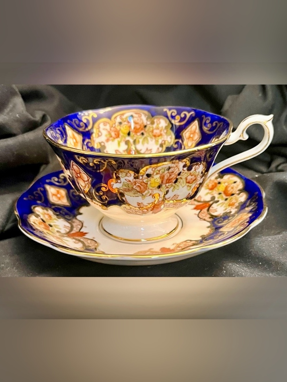 Royal Albert Heirloom Teacup Saucer Set Bone China England Imari Cobalt Gold VTG - Picture 4 of 17